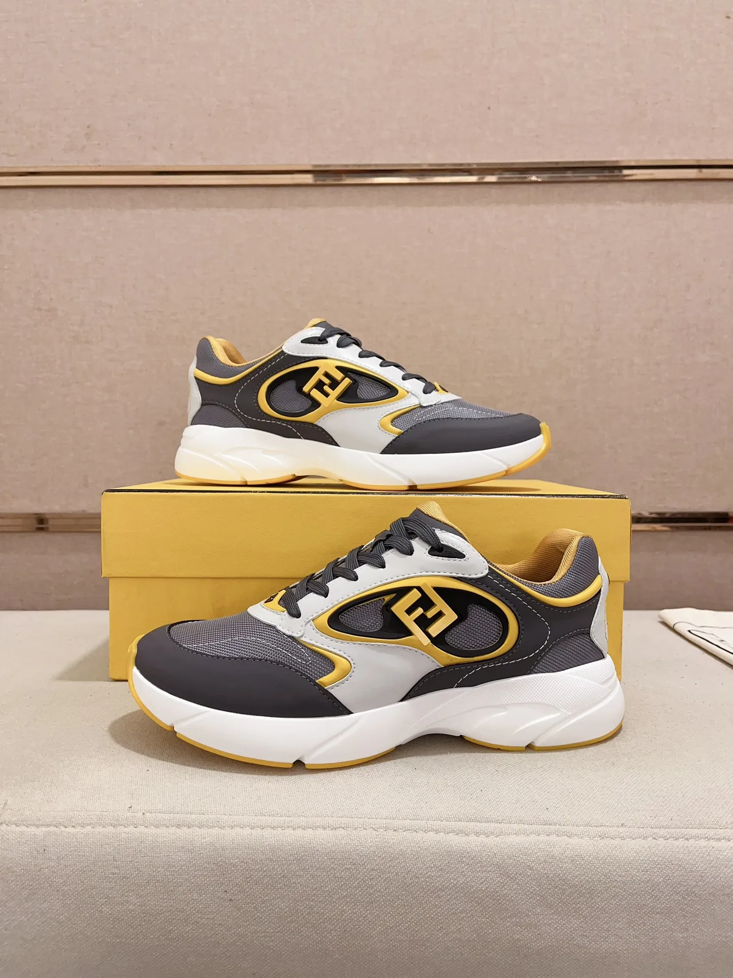 Men's shoes💰: 760💰(Higher version) [Fendi] Fendi's latest casual shoes for men! Available at counters simultaneously! A one-to-one replica of the original. Made entirely of imported top-grain calfskin, the interior is made of top-grain water-dyed cowhide, and the original factory-supplied rubber outsole. Leading new fashion concepts. Matching code: 39-44. 38.45 can be customized and cannot be returned or exchanged!